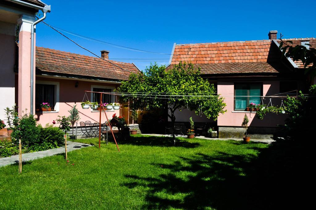 Lugas Szallas Jaszbereny Exterior photo